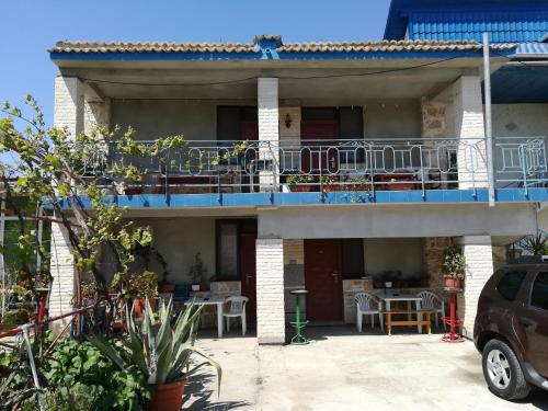 Blick auf ein Haus mit Balkon in der Unterkunft La Mariana in Vama Veche
