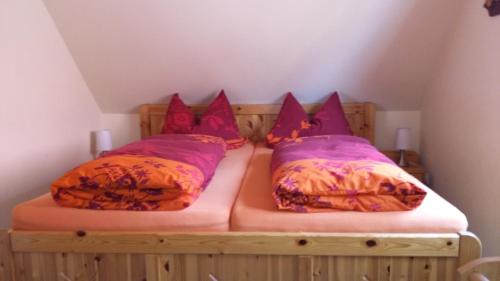 2 Betten mit Kissen auf einem Zimmer in der Unterkunft Ferienhaus Knappensee in Lohsa