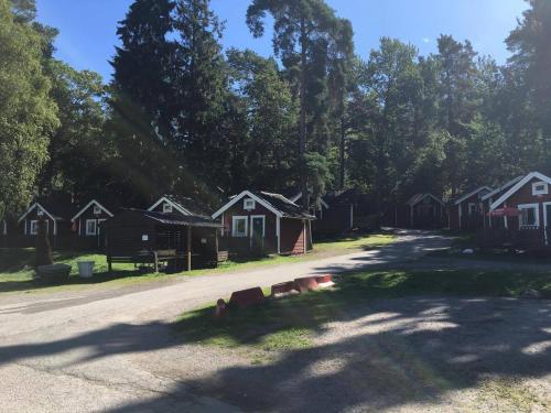 eine Reihe von Häusern am Straßenrand in der Unterkunft Stockholm Ängby Camping in Stockholm