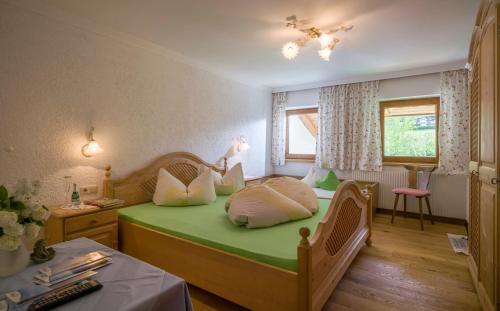 マウラッハにあるWachhofのベッドルーム1室(ベッド1台、デスク、窓付)