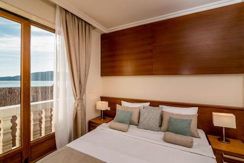 A bed or beds in a room at Hedera Residences - Kumbor