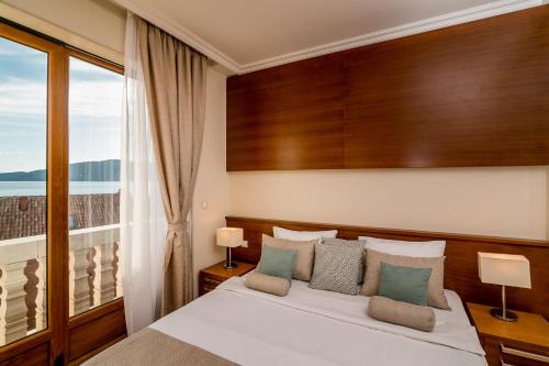 赫尔采格诺维Hedera Residences - Kumbor的一间带床和大窗户的卧室