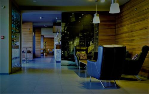 a lobby with chairs and a table in a building at Vila Topaz in Baile Felix