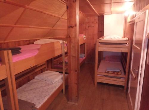ŠoštanjにあるMountain Lodge Smrekovcのキャビン 二段ベッド3組が備わる客室です。