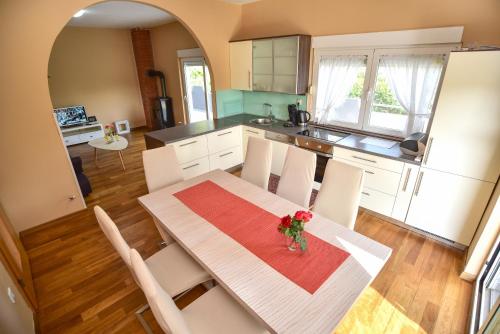 una cucina e una sala da pranzo con tavolo e sedie di Ankin Dvor a Galovac
