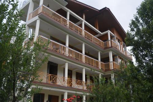 马拉里Himalaya Cottage的侧面有阳台的建筑