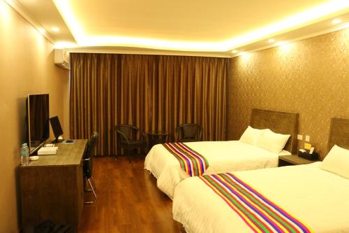 Hanshi Hotel Yanji tesisinde bir odada yatak veya yataklar