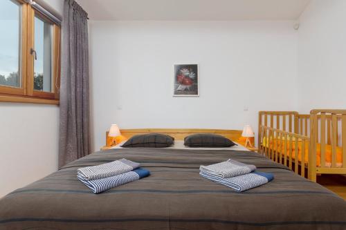 Ένα ή περισσότερα κρεβάτια σε δωμάτιο στο Villa NaNa - modern Villa with a pool surrounded by nature, Istria-Pula