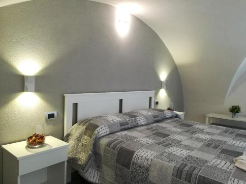 una camera con un letto e due comodini di appartamento sabbia dell' etna a Catania