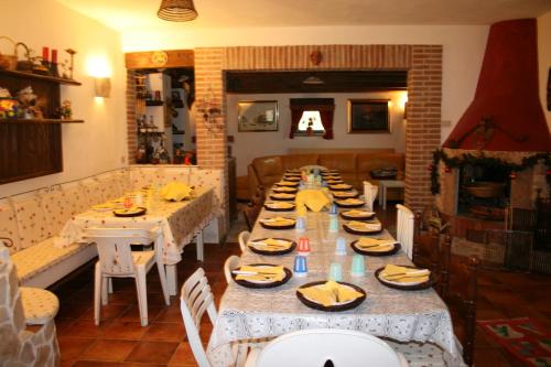 a dining room with a long table with plates of food at Casa vacanze Villa Tiziana Chalet di campagna in Santeramo in Colle