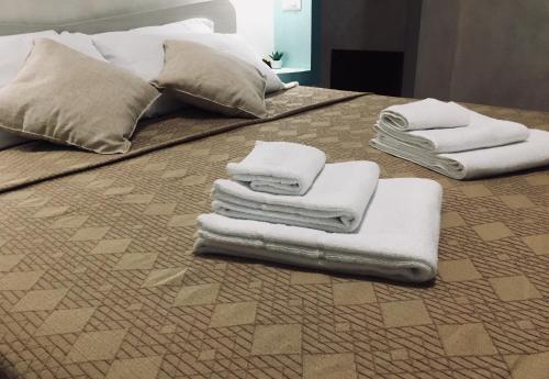 a pile of towels sitting on top of a bed at Residenza Dama in Santa Domenica