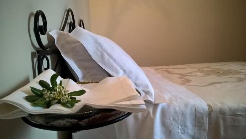 a plate with a flower on top of a bed at Villa Amalia Srls in Gizzeria