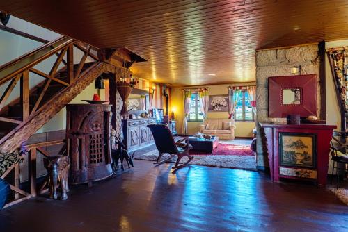 SáにあるCasa das Caméliasの階段のある部屋とソファのあるリビングルーム