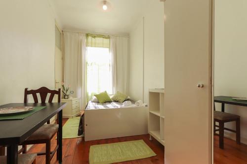 ein Wohnzimmer mit einem Tisch und einem Fenster in der Unterkunft Ledi´s Housing in Lissabon