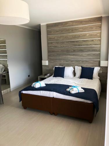 a bedroom with a large bed with a wooden headboard at Hotel Casa Marinella in Malcesine