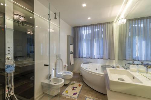 A bathroom at Cervia Marina Suite