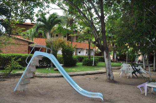 une aire de jeux avec un toboggan bleu dans un parc dans l'établissement Hotel Pousada Paraíso das Águas, à Barreirinhas