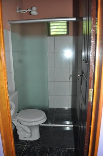 a bathroom with a toilet and a shower at Hotel Pousada Paraíso das Águas in Barreirinhas