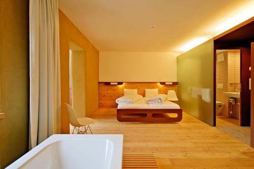 Ein Bett oder Betten in einem Zimmer der Unterkunft Hotel Hinteregger