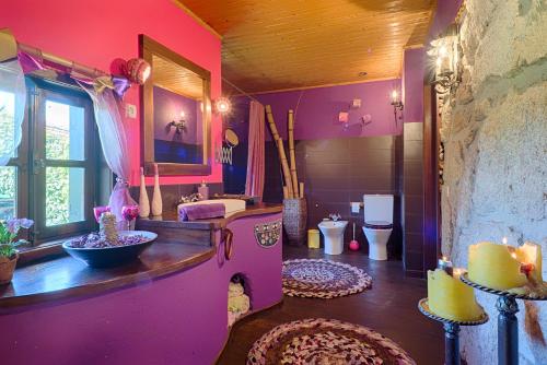 薩爾的住宿－Casa das Camélias，粉红色和紫色墙壁的浴室
