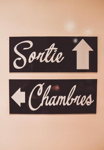 a sign that says soutine and channas on a wall at Hôtel La Poterne du Roy in Rocroi