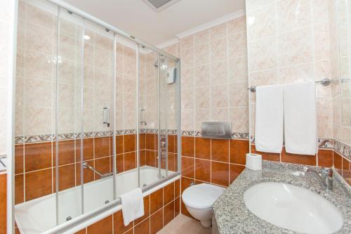 een badkamer met een bad, een wastafel en een toilet bij Oz Side Hotel - All Inclusive in Side