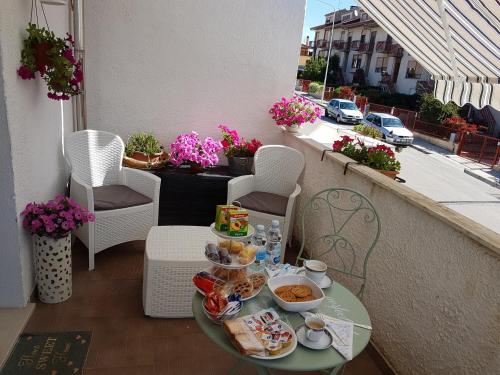 una bandeja de comida en una mesa en un balcón en B&B La Perla Bianca, en Sassari
