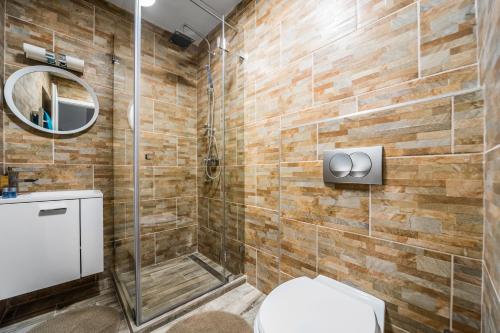 ブダペストにあるNEW DOB 53-4 CENTER Apartmentのバスルーム(トイレ、シャワー付)
