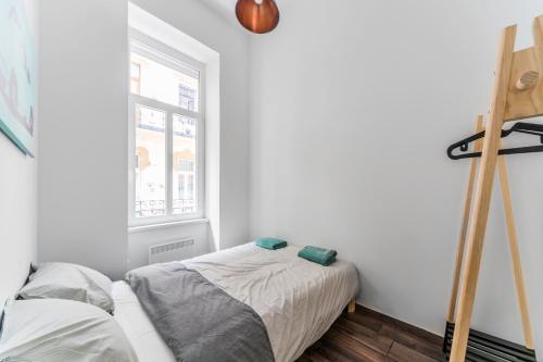 ブダペストにあるNEW DOB 53-4 CENTER Apartmentの小さなベッドルーム(ベッド1台、窓付)