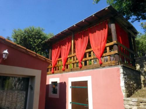 Το κτήριο όπου στεγάζεται  η παραθεριστική κατοικία