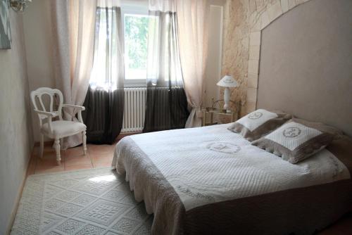 Un pat sau paturi într-o cameră la Gîtes maisons de vacances Domaine la Chamade Carpentras