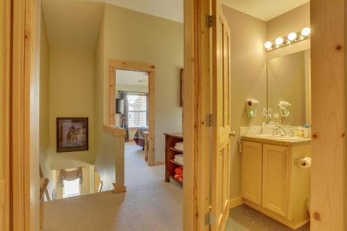 加文門特營的住宿－Wild West，一间带水槽和镜子的浴室