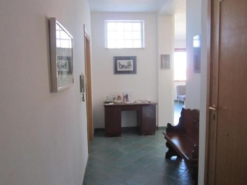 a hallway with a table and a chair in a room at L'Ambra in Alghero