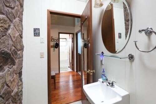 een badkamer met een wastafel en een spiegel bij Feelin' Beachy in Gualala