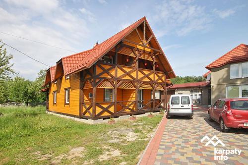 une maison avec une voiture garée devant elle dans l'établissement Садиба Райшток, à Staryy Mizunʼ