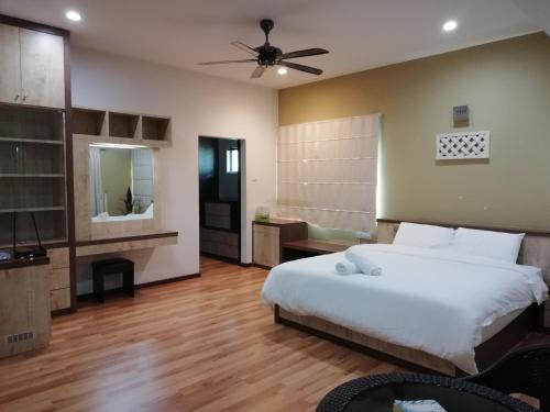 Ένα ή περισσότερα κρεβάτια σε δωμάτιο στο Melaka Beachfront Villa with Pool