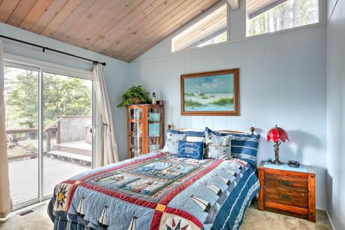 1 dormitorio con cama y ventana en Feelin' Beachy, en Gualala