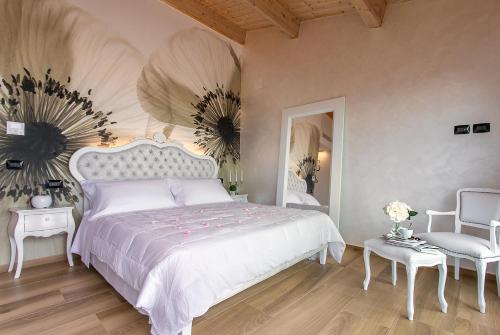 um quarto com uma grande cama branca e 2 cadeiras em Bellavistarelax em Giulianova