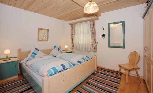 1 dormitorio con 1 cama y 1 silla en Haus Jasmin, en Hauzenberg