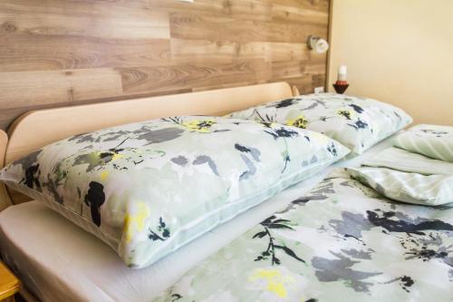 En eller flere senge i et værelse på Apartma Bača