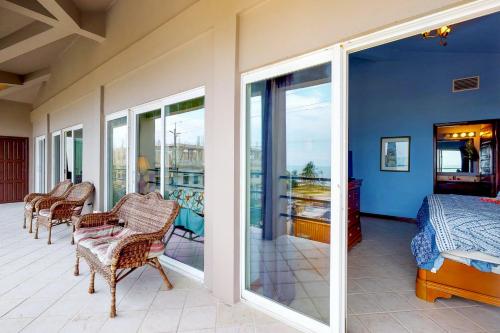 Cette chambre comprend un lit et un balcon avec des portes coulissantes en verre. dans l'établissement Suite E303 Mara Laguna, à San Pedro