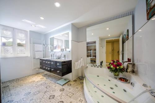 a large bathroom with a tub and a sink at Luxuslodge Wernigerode in Wernigerode