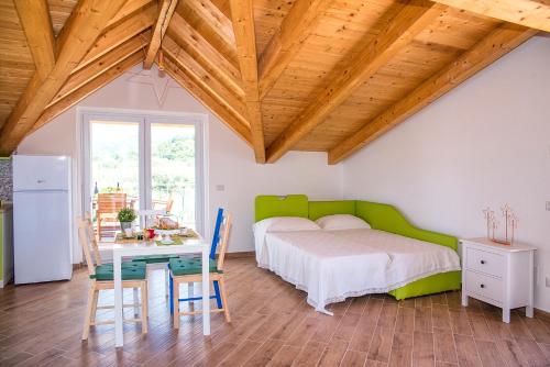 1 dormitorio con 1 cama y 1 mesa en una habitación en Fili d'Erba Cilento, en Villammare