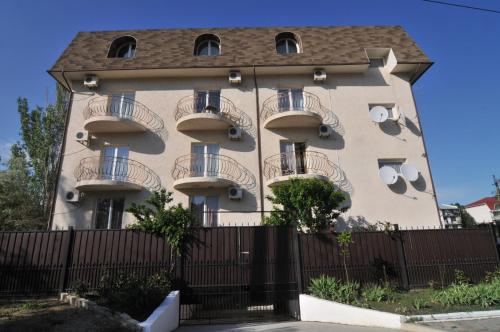 un edificio con balcones en un lateral en Sun-N-Rest, en Koktebel