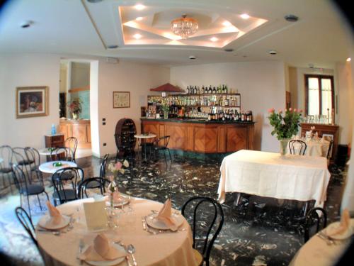 Restaurant o un lloc per menjar a Hotel Savoia e Campana