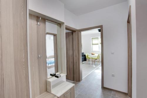 プロブディフにあるApArt apartmentsのリビングルーム(鏡、テーブル付)
