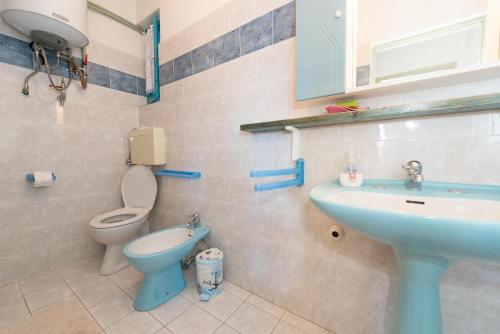 een badkamer met een toilet en een wastafel bij Apartment Meridiana in Rovinj