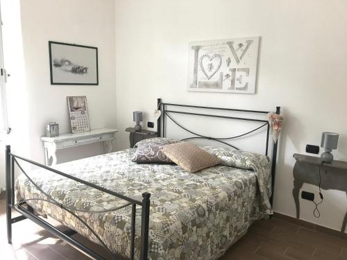 um quarto com uma cama com uma almofada em Il Nido da Chiara em La Spezia