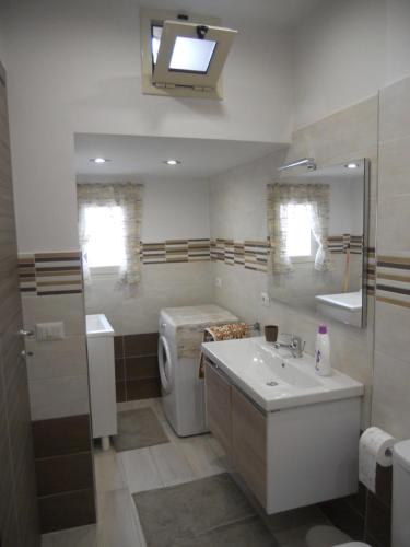 Ein Badezimmer in der Unterkunft " Casa " ATHENA "