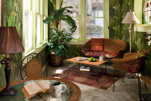 a living room with a couch and a table at Cliff Cottage Inn, Downtown Bed & Breakfast in Eureka Springs